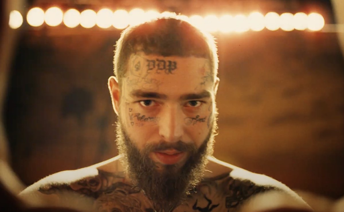 The superstar presents a unique acoustic set featuring tracks from his latest album "Austin."