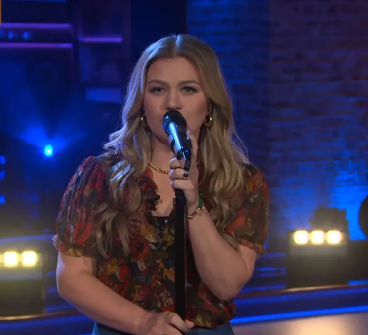 Kelly Clarkson Mesmerizes with Coldplay's 'Always in My Head' Cover on Kellyoke