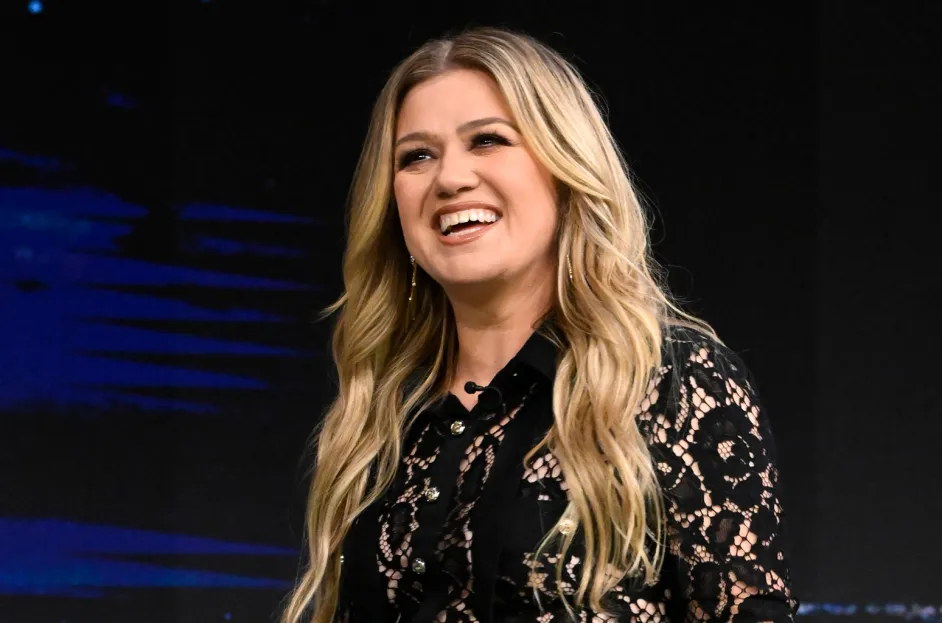 Kelly Clarkson Delivers an Emotive Cover of Miley Cyrus' "Jaded" on Her Show