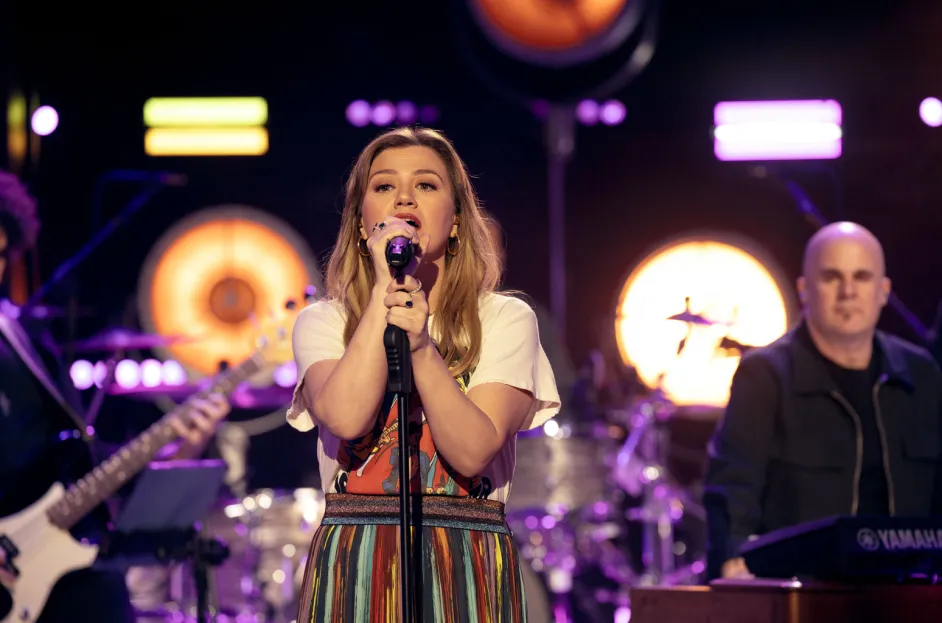 Kelly Clarkson Stuns with Powerful Cover of Celine Dion’s ‘All By Myself’
